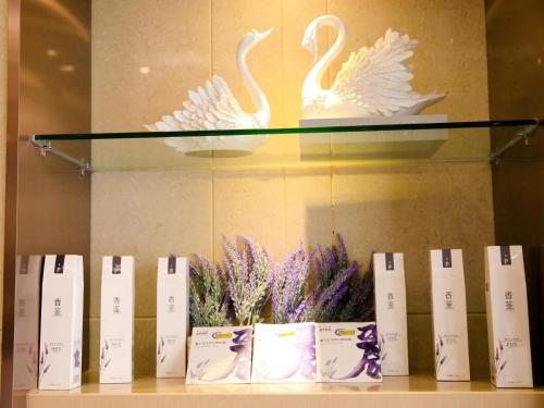two white swans on a display in a store at Lavande Hotels·Shenzhen North Railway Station Longhua Bus Terminal in Shenzhen