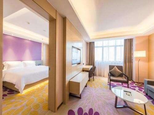 ein Hotelzimmer mit Bett und Schreibtisch in der Unterkunft Lavande Hotels·Foshan Zhoucun Ligang Road Xunfenggang Metro Station in Foshan