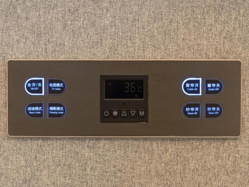 an electronic clock on the side of a wall at Lavande Hotels·Foshan Yanbu Suiyan East Road in Foshan