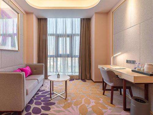 a living room with a couch and a table at Lavande Hotels·Foshan Yanbu Suiyan East Road in Foshan
