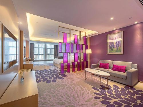 a living room with a couch and a table at Lavande Hotels·Foshan Yanbu Suiyan East Road in Foshan