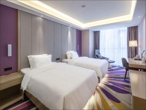 Tempat tidur dalam kamar di Lavande Hotel Nanjing south railway station Dinghe Bridge