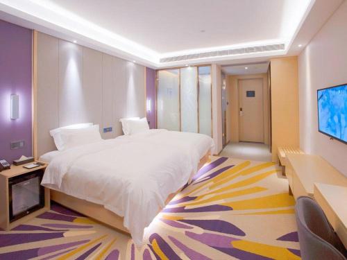 A bed or beds in a room at Lavande Hotels·Nanjing South of Olympic Stadium Daishan New Town