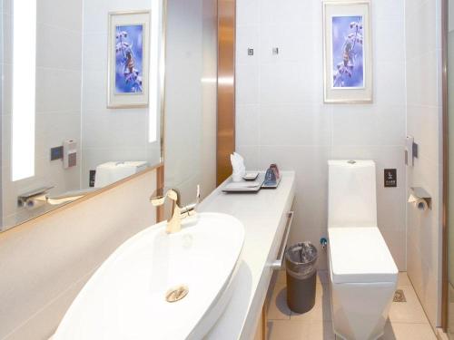 Ванная комната в Lavande Hotels·Nanjing South of Olympic Stadium Daishan New Town