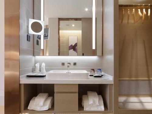 a bathroom with a sink and a mirror at Lavande Hotel National Sun Yat-sen University, Zhuhai in Zhuhai
