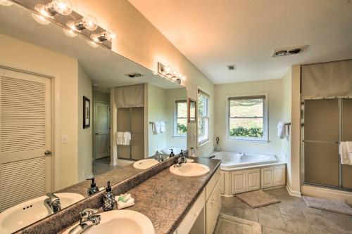 une grande salle de bain avec deux lavabos et une baignoire et un tubermott dans l'établissement Sky Valley Retreat with Resort Amenities and Views!, à Sky Valley