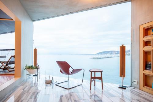 een kamer met stoelen en uitzicht op het water bij 佐島 - Nowhere but Sajima - ペット可 in Yokosuka