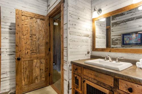 ห้องน้ำของ Gull Lakes Finest! Reclaimed Charm and Luxury