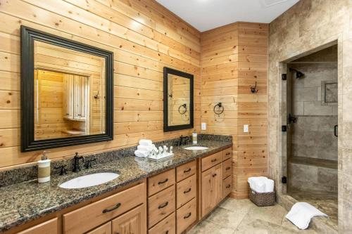 een badkamer met 2 wastafels en een douche bij Spa Luxury in an Expansive Cabin Escape! in Nisswa