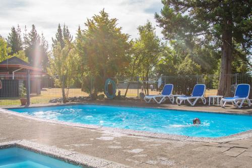 The swimming pool at or close to Parklands Motorlodge & Holiday Park