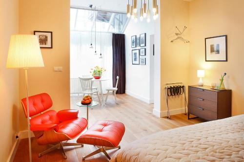 Blue Tulip Amsterdam في أمستردام: غرفة نوم بسرير وكرسيين وطاولة