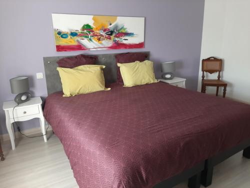 - une chambre avec un lit et une couette violette dans l'établissement LE PRESSOIR, à Mercurol