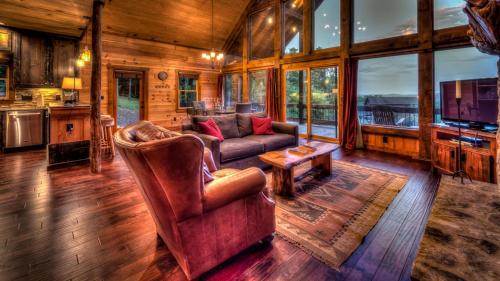 ein Wohnzimmer mit einem Sofa und einem Tisch in der Unterkunft Little Bird Landing in Blue Ridge