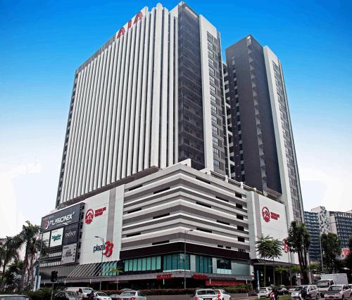 a large building with cars parked in front of it at NETFLIX-Pinnacle PJ, Fantastic City View, 1-6 Guests Designed Duplex Home by Flexihome-MY in Petaling Jaya