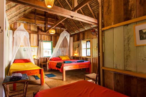 Postel nebo postele na pokoji v ubytování Retro Kampot Guesthouse