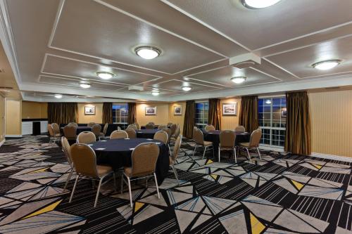 a conference room with a table and chairs at Holiday Inn & Suites San Mateo - SFO by IHG in San Mateo