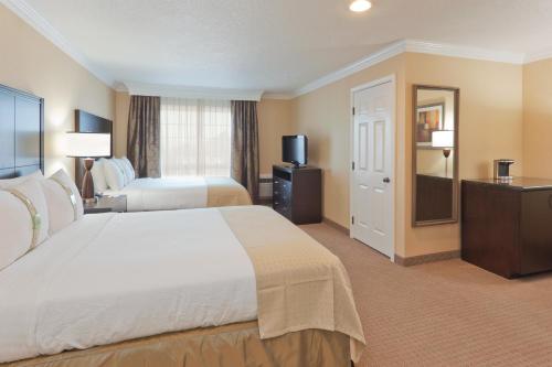 
A bed or beds in a room at Holiday Inn & Suites San Mateo - SFO, an IHG Hotel
