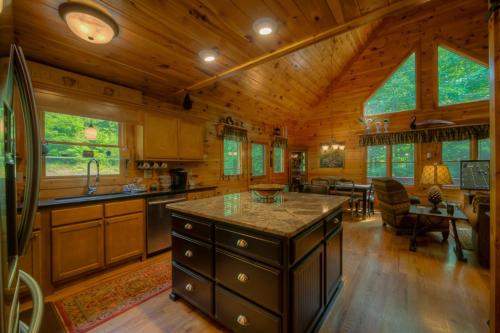 Cabaña con cocina grande con isla grande en Our Blue Heaven, en Blue Ridge