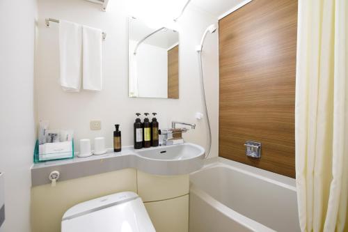 東京的住宿－上野薩東尼酒店，一间带水槽和卫生间的浴室