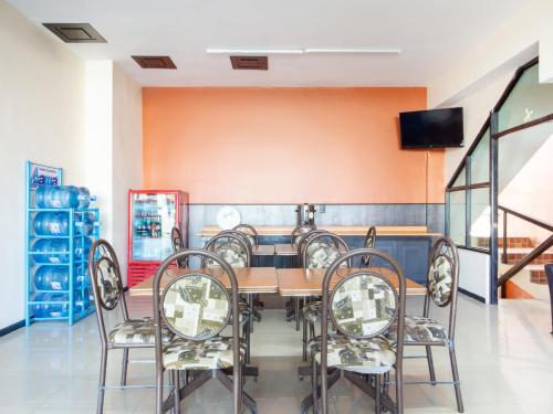 a dining room with a table and chairs at HOTELES CATEDRAL Torreón in Torreón