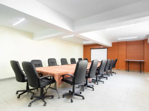 a conference room with a table and chairs at HOTELES CATEDRAL Torreón in Torreón