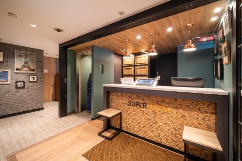 Televisyen dan/atau pusat hiburan di Super Hotel Kobe