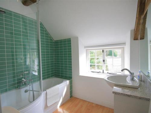 A bathroom at Keen Cottage