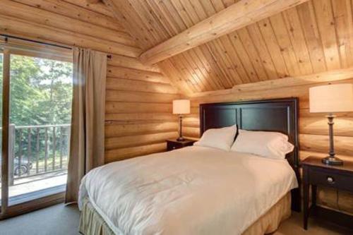 Кровать или кровати в номере Chalet Mont Tremblant Luxury Lodge