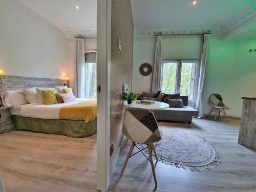 Un dormitorio con una cama y una sala de estar. en DreamKeys Barcelona City, en Barcelona