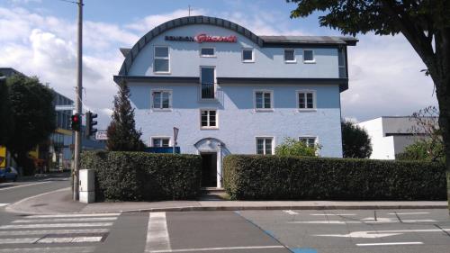 een wit gebouw op de hoek van een straat bij Pension Elisabeth - Rooms & Apartments in Salzburg