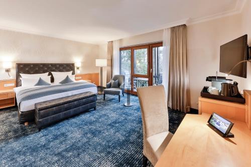 Una cama o camas en una habitación de Dorint Venusberg Bonn
