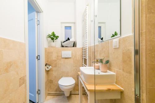 Ein Badezimmer in der Unterkunft CATCHY DREAMS Spacious & Homey Apartment