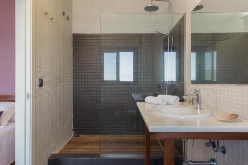 ein Bad mit einem Waschbecken und einer Dusche in der Unterkunft Flateli Port de la Selva in Port de la Selva
