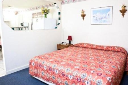 Ένα ή περισσότερα κρεβάτια σε δωμάτιο στο Havasu Inn & Suites