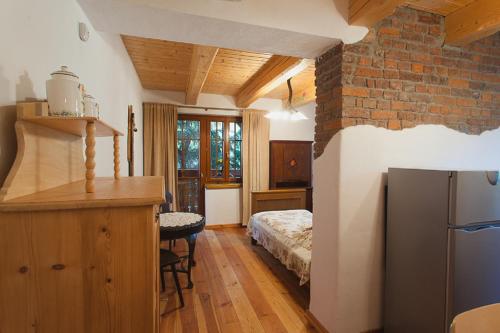 eine Küche mit einem Kühlschrank und ein Bett in einem Zimmer in der Unterkunft Apartamenty Batur in Karpacz
