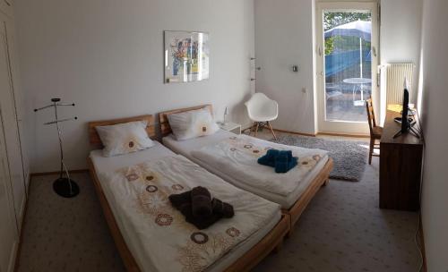 ein Schlafzimmer mit einem Bett mit zwei Handtüchern darauf in der Unterkunft Gästehaus am Weiher in Weil am Rhein