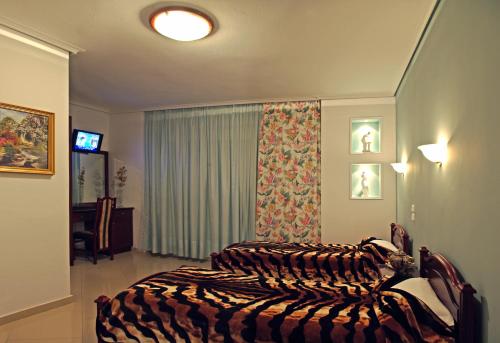 Ένα ή περισσότερα κρεβάτια σε δωμάτιο στο Ξενοδοχείο Χρόνης