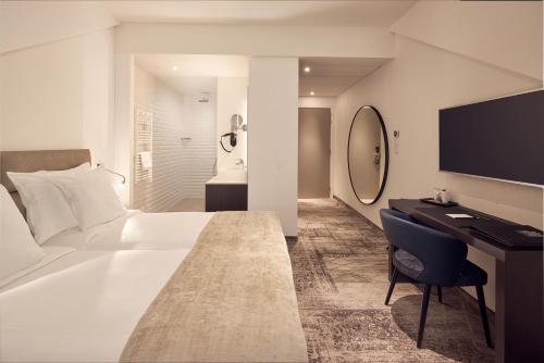 a hotel room with a bed and a desk at Van der Valk Hotel Mechelen in Mechelen
