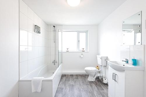The Place to Yourself - Swansea City في سوانسي: حمام أبيض مع حوض ومرحاض ومغسلة