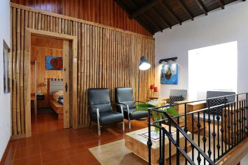 a living room with two chairs and a table at Retiro do Tico in Porto Formoso