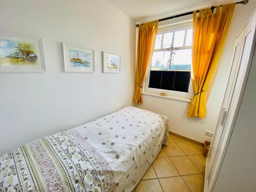 a bedroom with a bed and a window at Neue Villa Ernst - Ferienwohnung 3 in Bansin