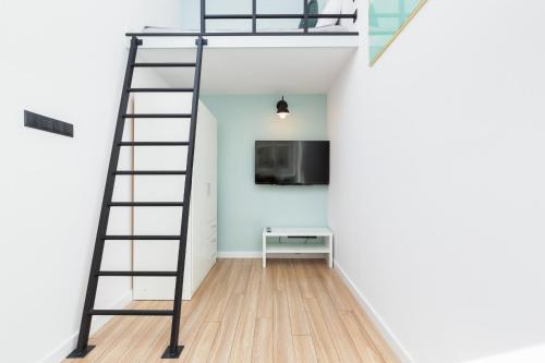 Televízia a/alebo spoločenská miestnosť v ubytovaní Apartment Aleje Jerozolimskie 85 by Noclegi Renters