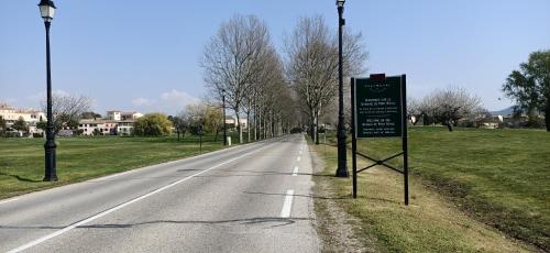a street sign on the side of a road at Charmant T2 climatisé avec belle vue , Golf de Pont-Royal in Mallemort
