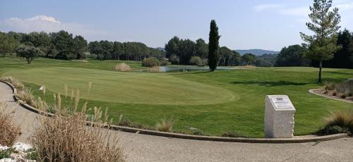 a view of a golf course with a green at Charmant T2 climatisé avec belle vue , Golf de Pont-Royal in Mallemort