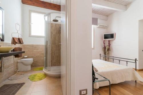 een badkamer met een douche, een toilet en een wastafel bij Marina Di Castello in Cagliari