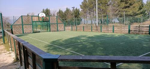 a tennis court with a basketball hoop on it at Charmant T2 climatisé avec belle vue , Golf de Pont-Royal in Mallemort