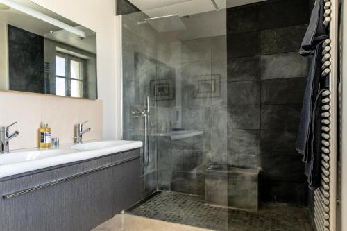ein Bad mit einer Dusche und einem Waschbecken in der Unterkunft LA BASTIDE DE FANGOUSE in Entrecasteaux