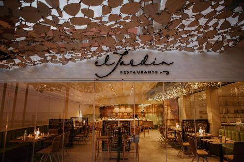 a restaurant with tables and chairs and a sign that reads vitamin restaurant at Hotel Meridional in Guardamar del Segura