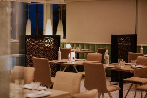 a restaurant with tables and chairs in a room at Hotel Meridional in Guardamar del Segura