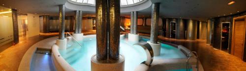 uma piscina num navio de cruzeiro em Cumbria Spa Hotel 3* Sup em Ciudad Real